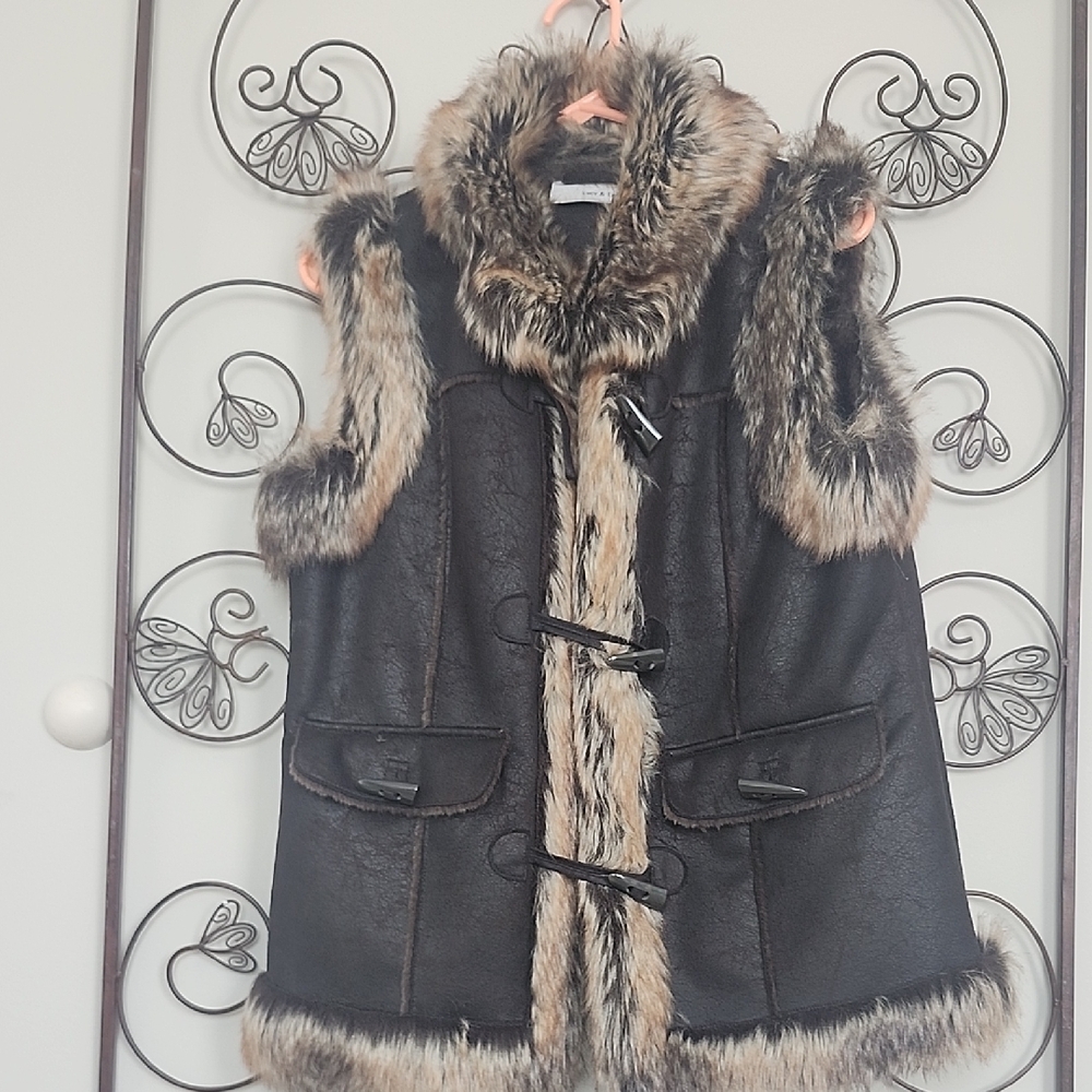 Lucy & Laurel Black and Brown Faux Fur Vest